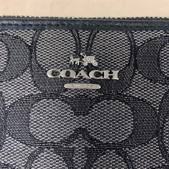 Coach wristlet - Picture 2 of 5